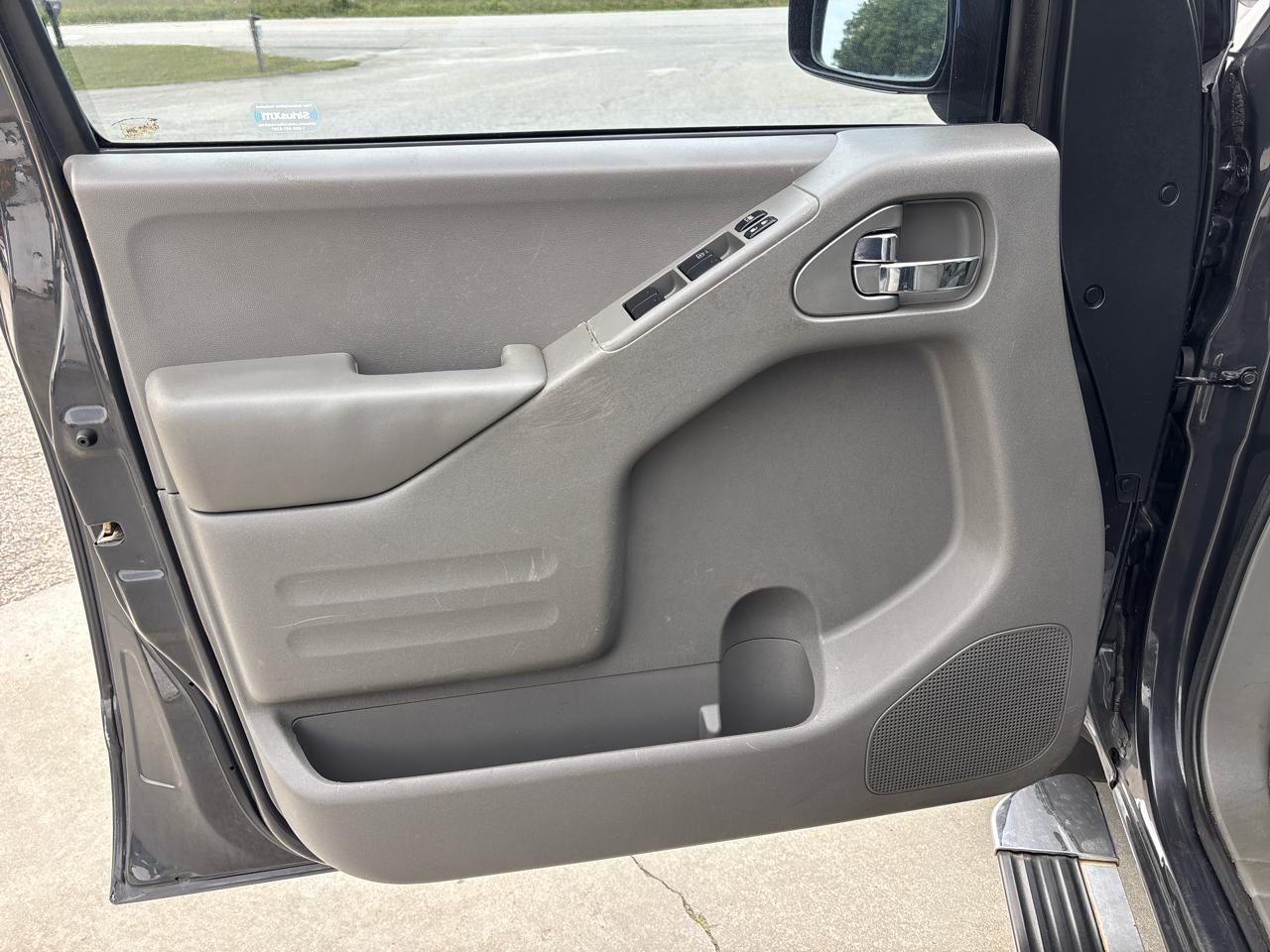 Nissan Frontier 2WD Crew Cab SWB Auto SV 2015