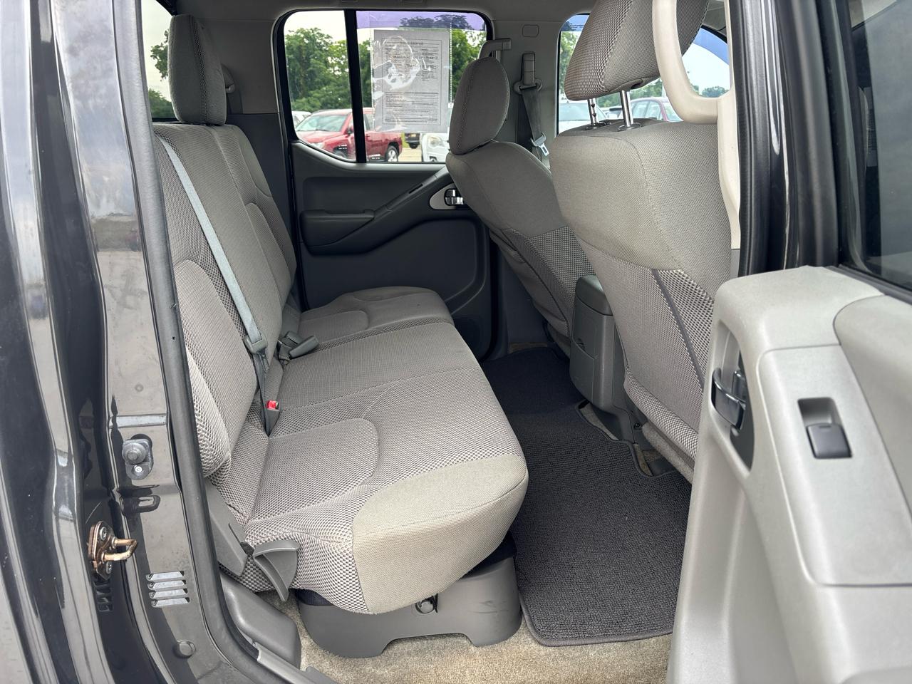 Nissan Frontier 2WD Crew Cab SWB Auto SV 2015