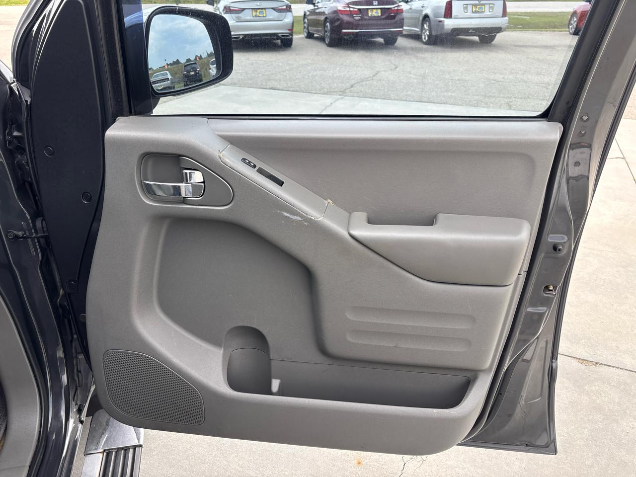 Nissan Frontier 2WD Crew Cab SWB Auto SV 2015