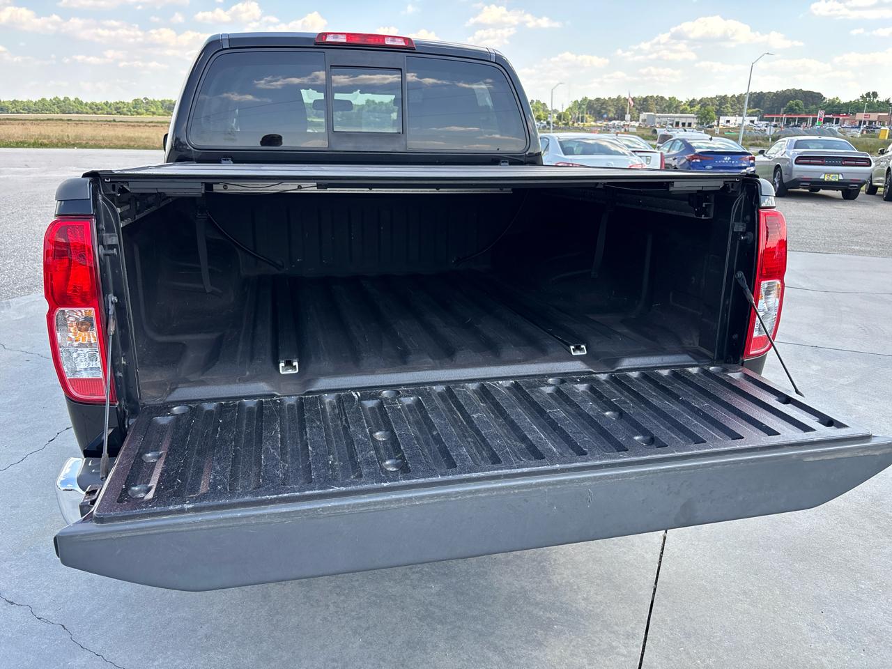 Nissan Frontier 2WD Crew Cab SWB Auto SV 2015