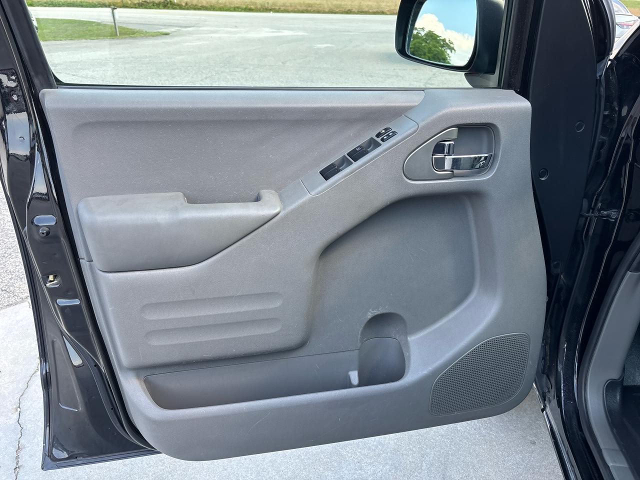Nissan Frontier 2WD Crew Cab SWB Auto SV 2015
