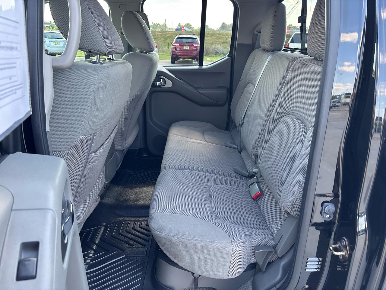 Nissan Frontier 2WD Crew Cab SWB Auto SV 2015