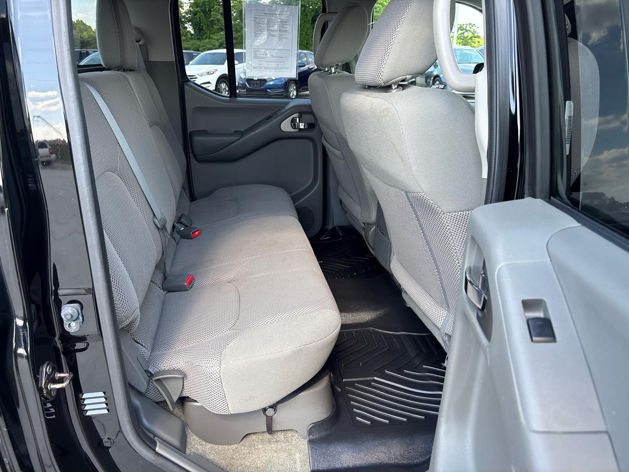 Nissan Frontier 2WD Crew Cab SWB Auto SV 2015