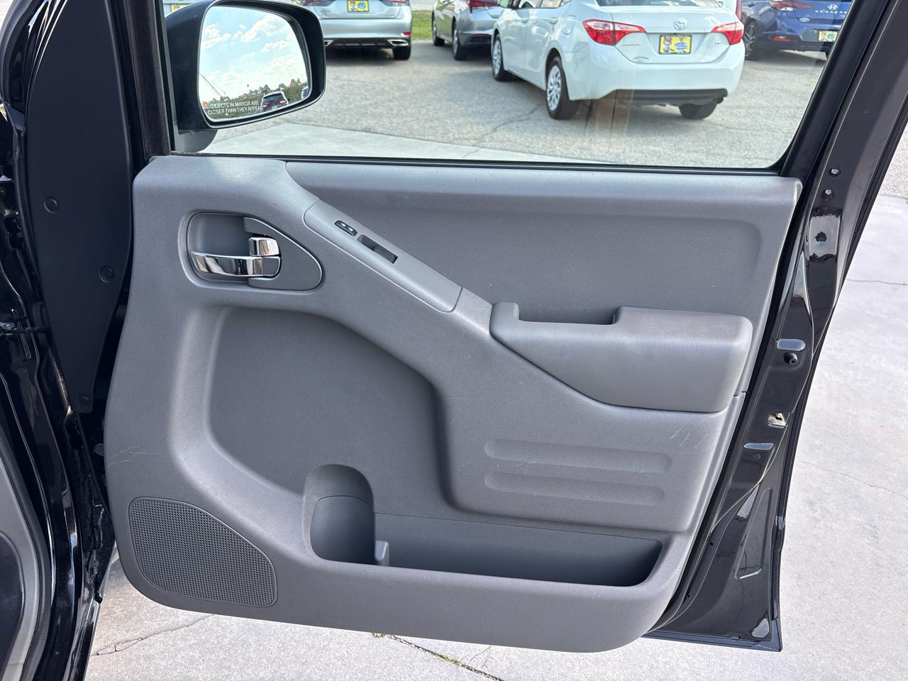 Nissan Frontier 2WD Crew Cab SWB Auto SV 2015