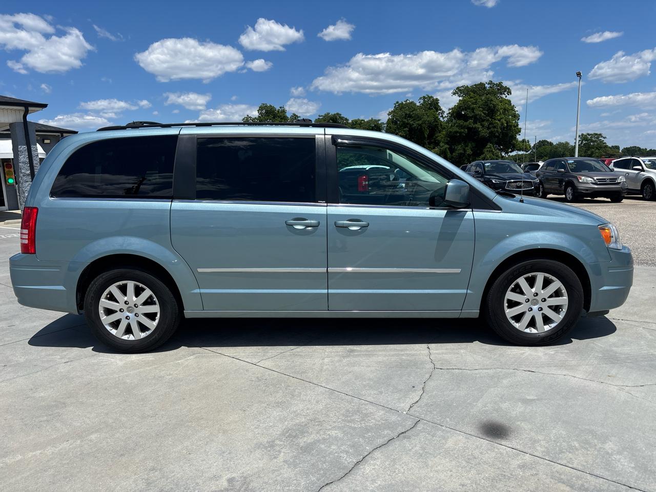 Chrysler Town & Country 4dr Wgn Touring Plus 2010