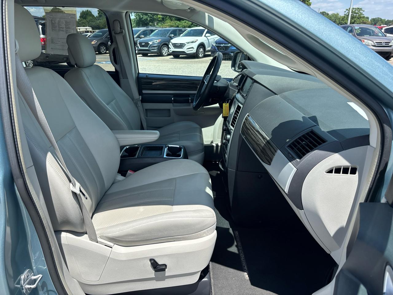 Chrysler Town & Country 4dr Wgn Touring Plus 2010
