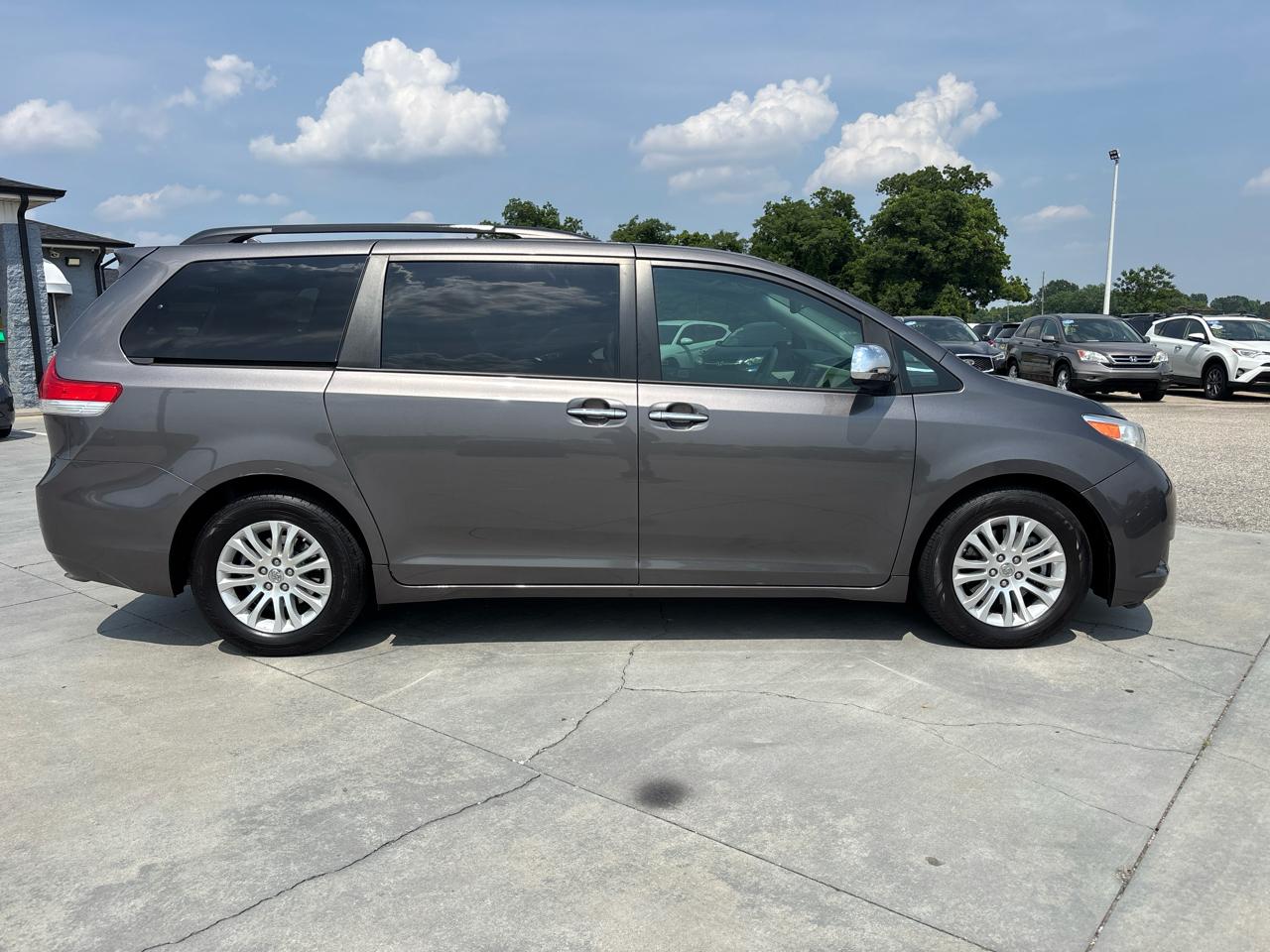 Toyota Sienna XLE FWD 8-Passenger V6 2014