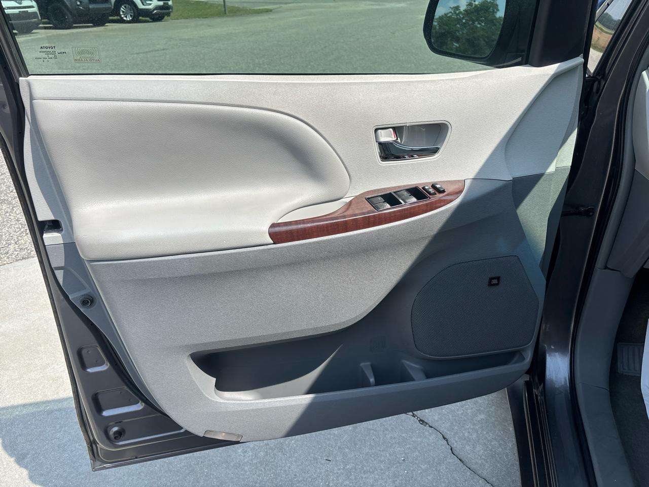 Toyota Sienna XLE FWD 8-Passenger V6 2014