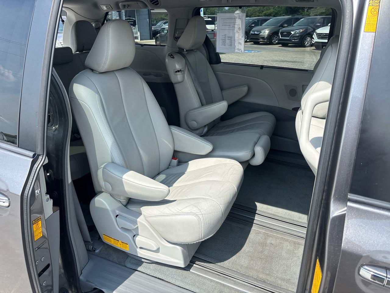 Toyota Sienna XLE FWD 8-Passenger V6 2014