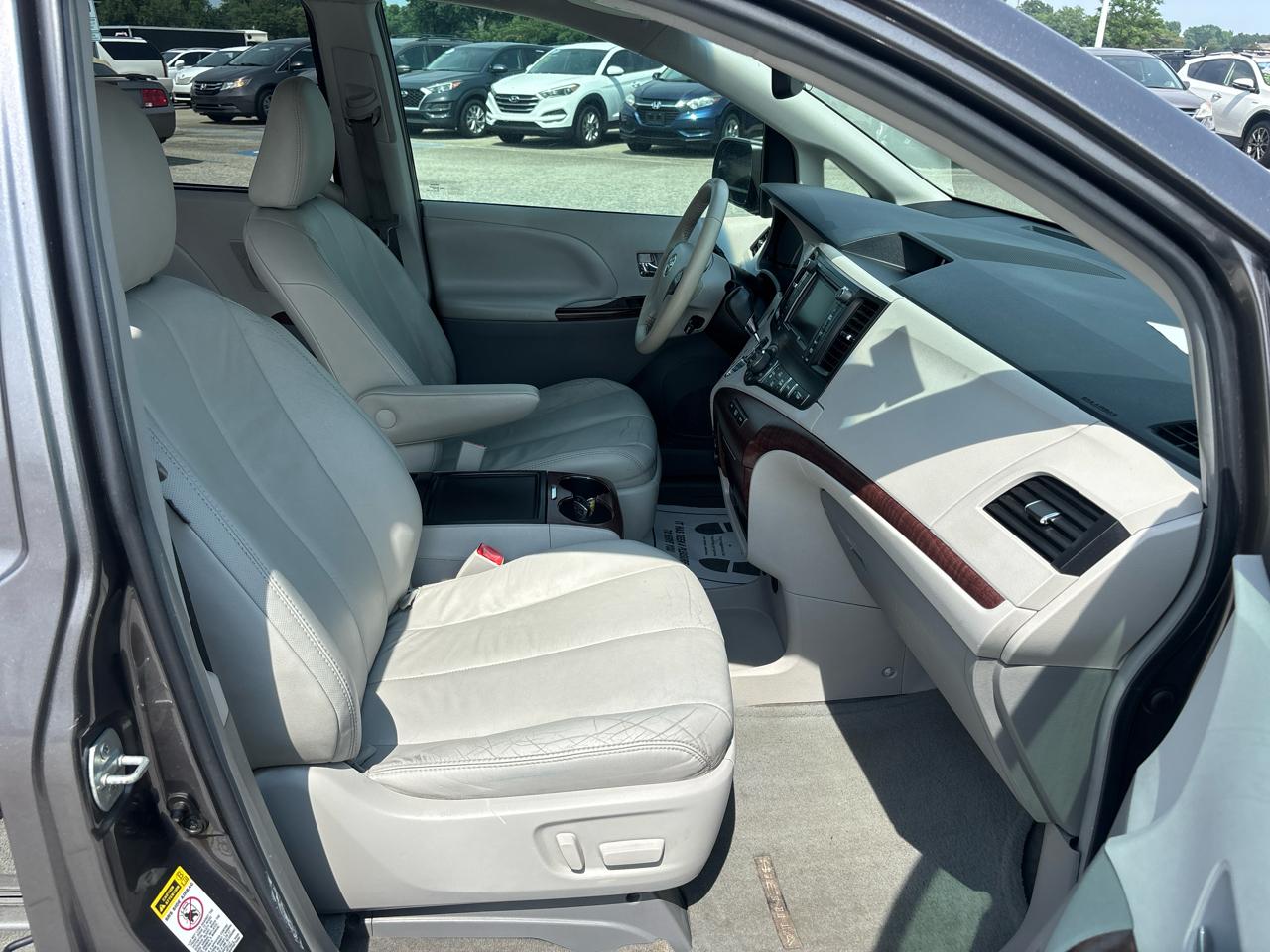 Toyota Sienna XLE FWD 8-Passenger V6 2014