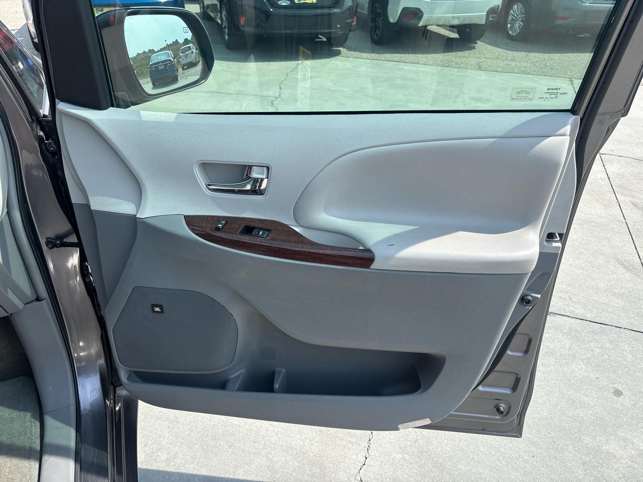 Toyota Sienna XLE FWD 8-Passenger V6 2014