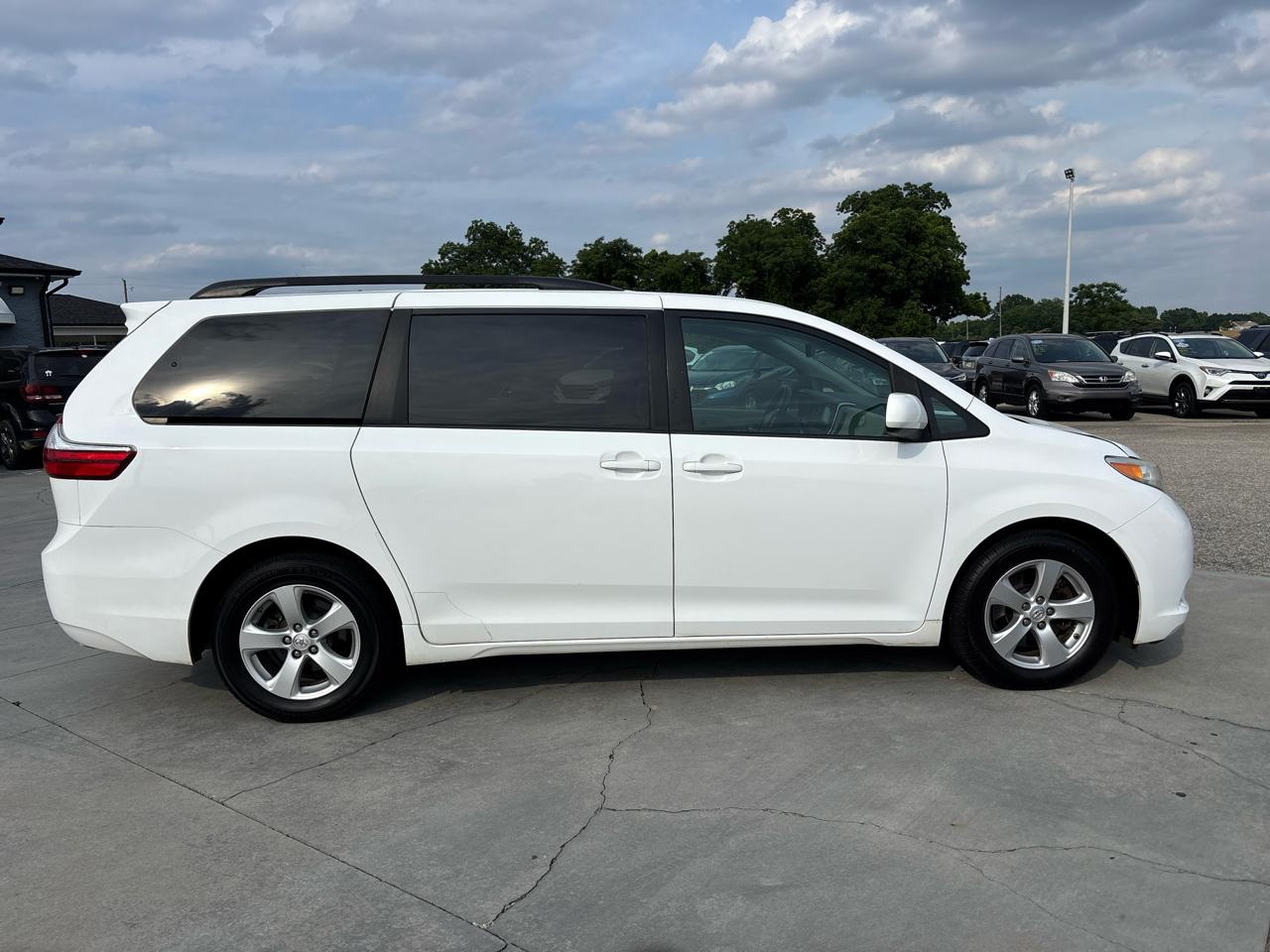 Toyota Sienna LE FWD 8-Passenger (Natl) 2017
