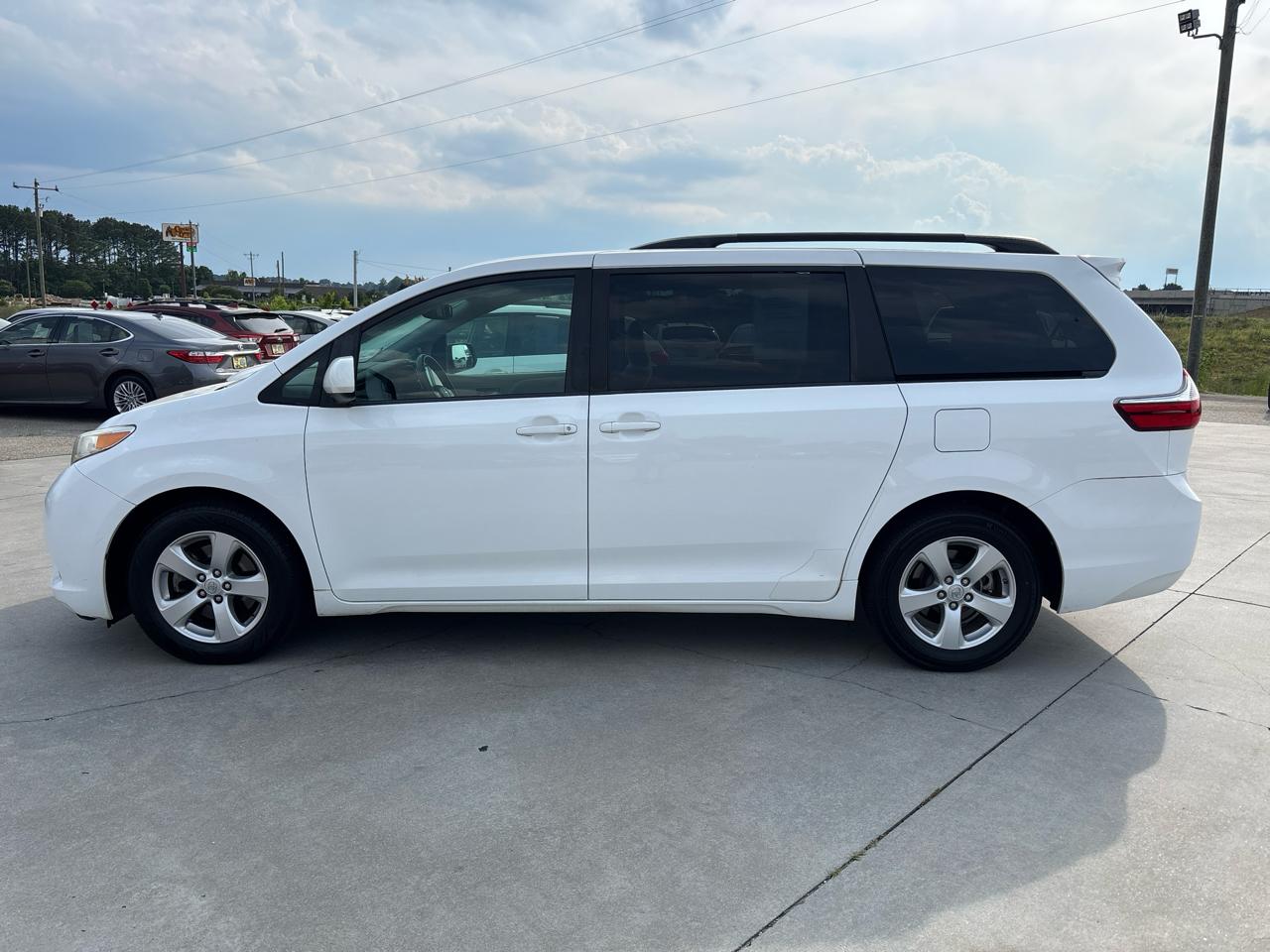 Toyota Sienna LE FWD 8-Passenger (Natl) 2017