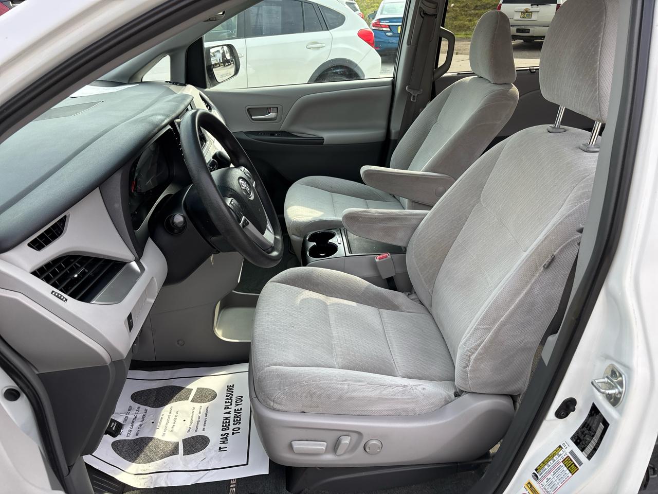 Toyota Sienna LE FWD 8-Passenger (Natl) 2017