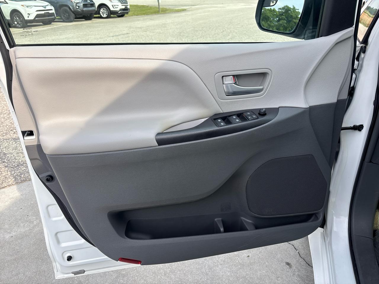 Toyota Sienna LE FWD 8-Passenger (Natl) 2017
