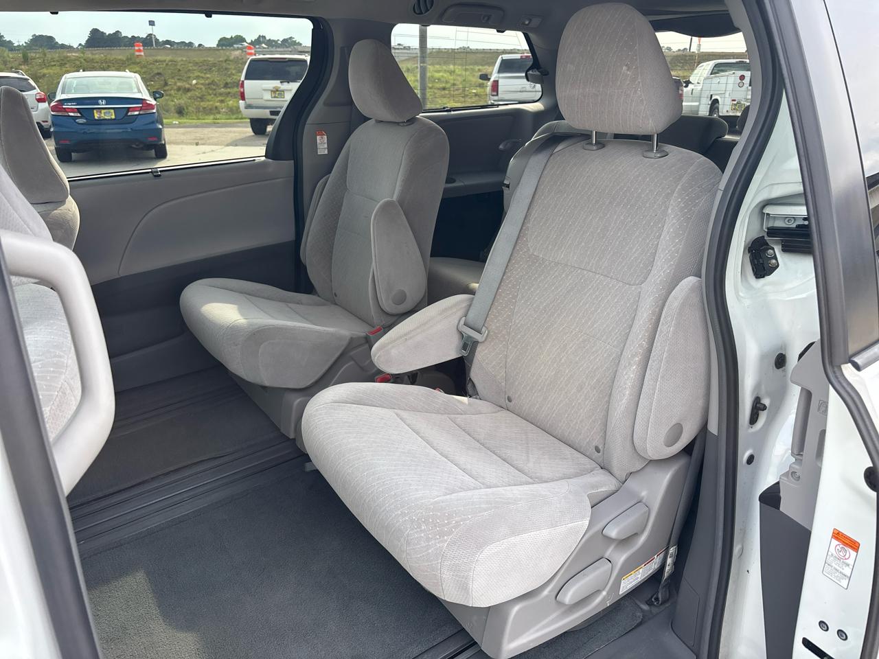 Toyota Sienna LE FWD 8-Passenger (Natl) 2017