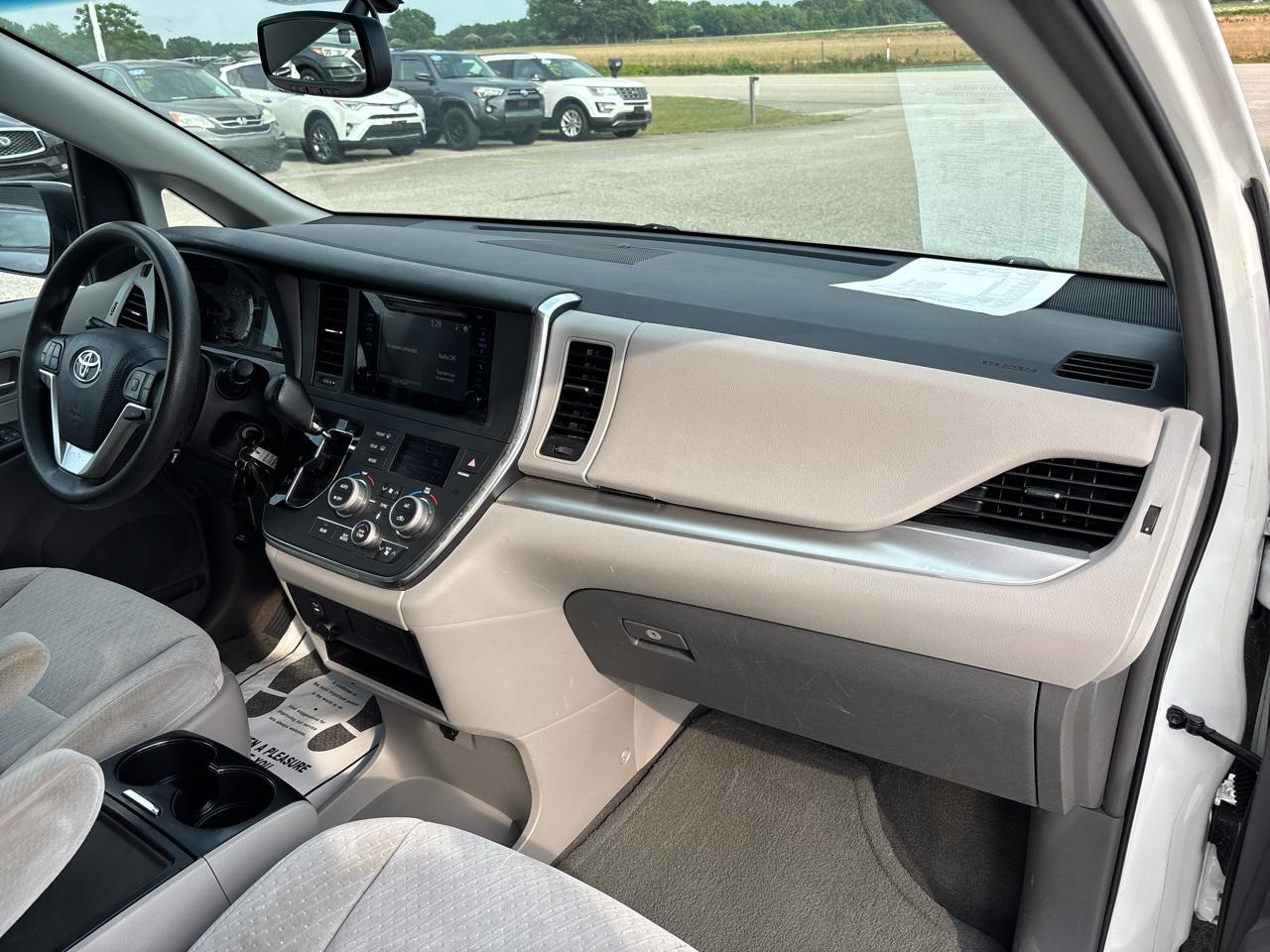 Toyota Sienna LE FWD 8-Passenger (Natl) 2017