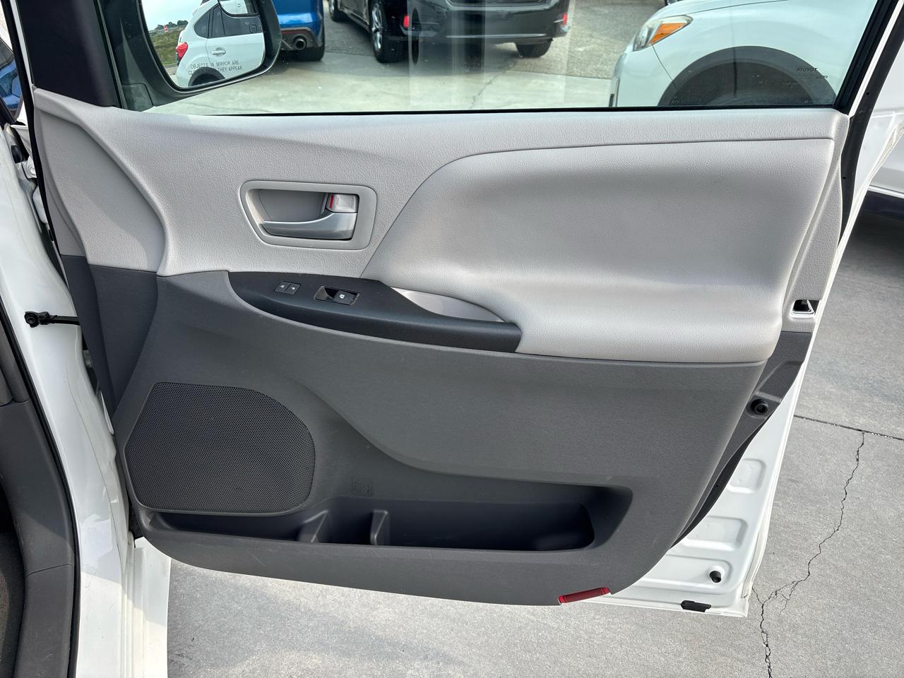 Toyota Sienna LE FWD 8-Passenger (Natl) 2017