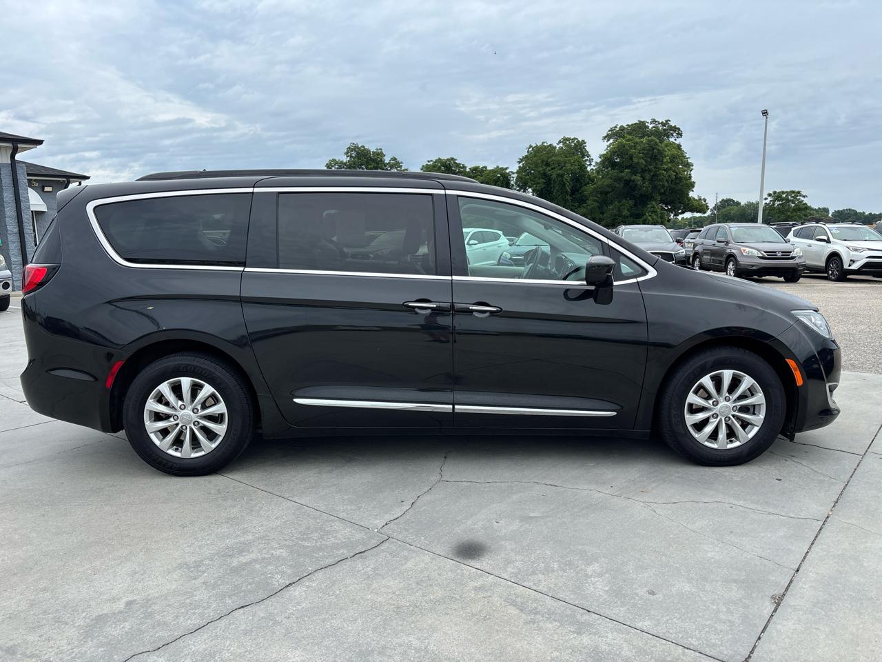 Chrysler Pacifica Touring-L FWD 2017