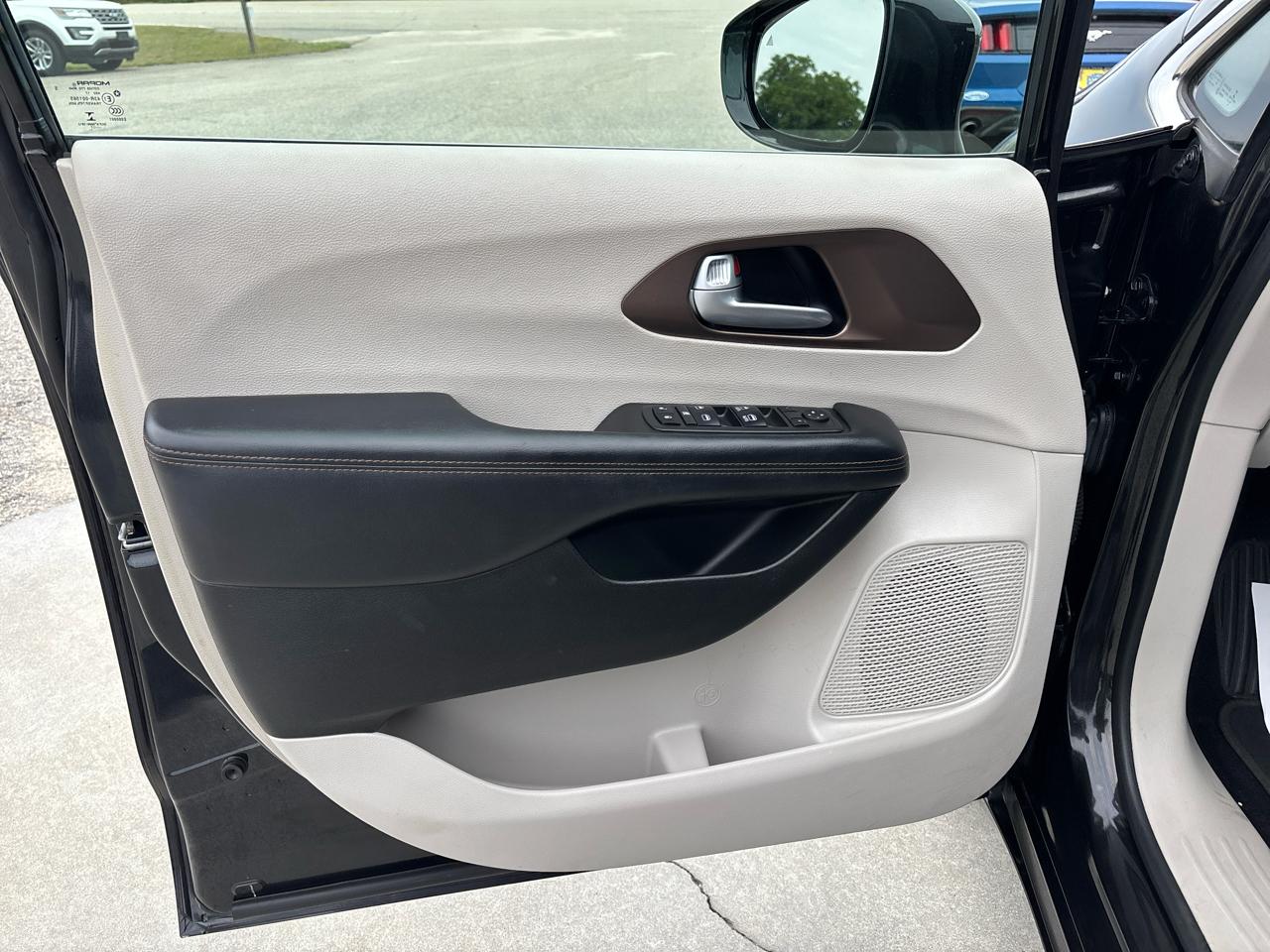 Chrysler Pacifica Touring-L FWD 2017