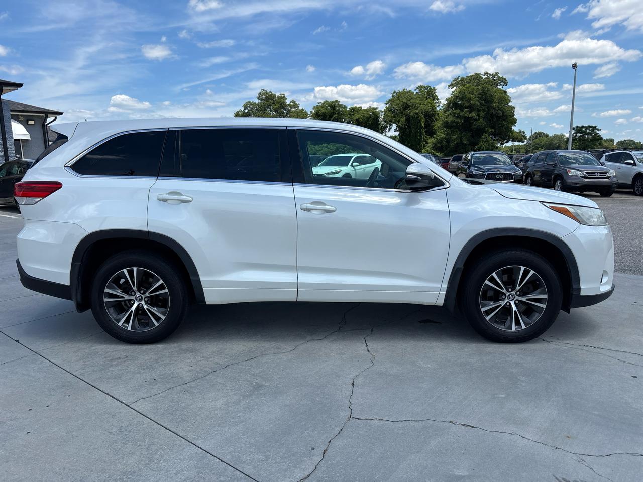 Toyota Highlander LE V6 AWD (Natl) 2018