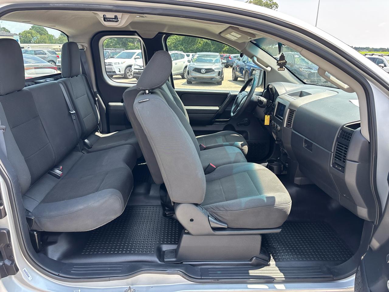 Nissan Titan 2WD King Cab SWB SV 2014