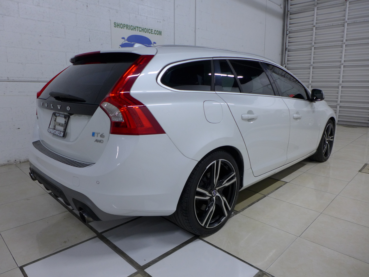 2017 Volvo V60 Platinum R-Design photo 3