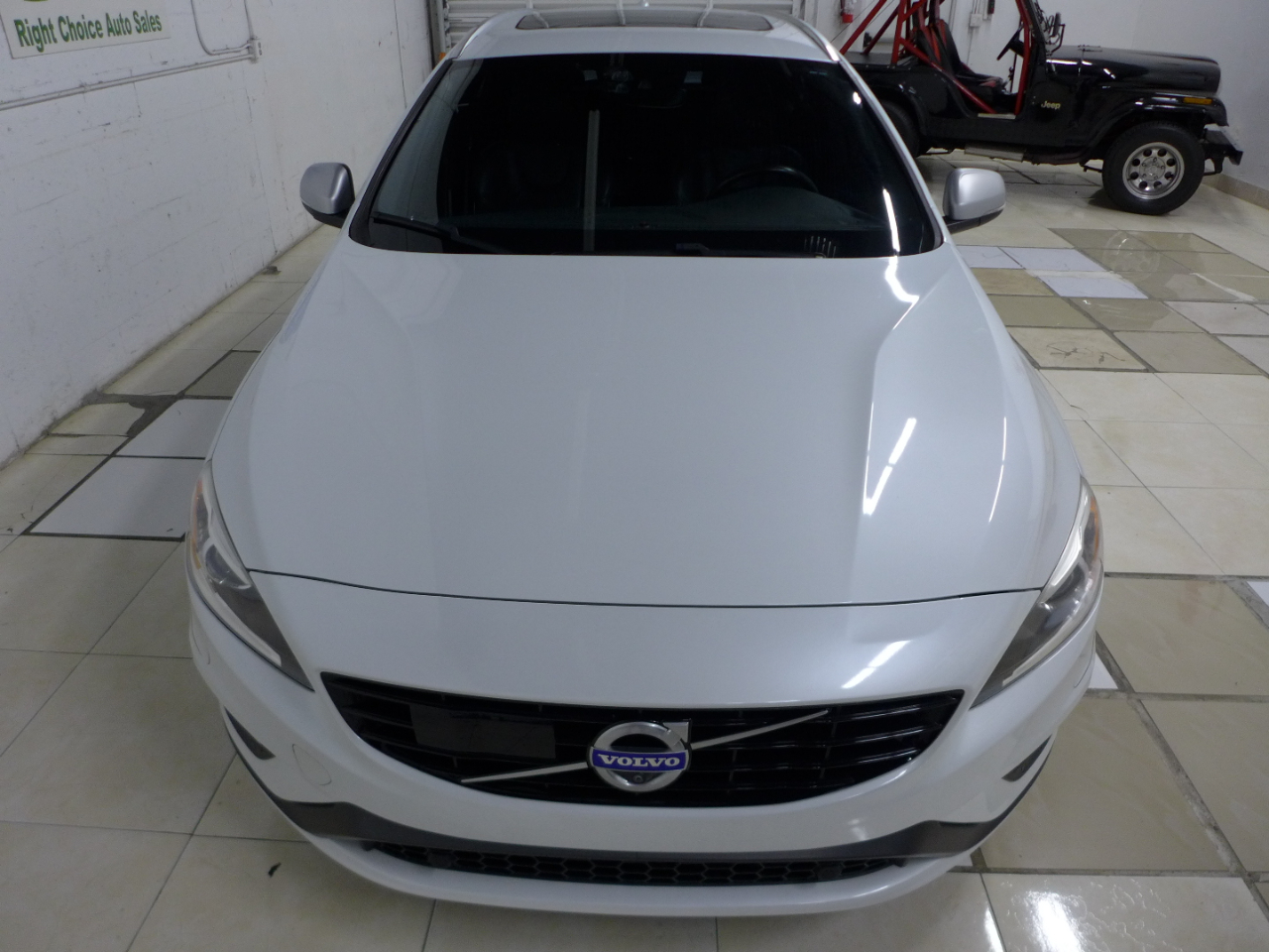 2017 Volvo V60 Platinum R-Design photo 6