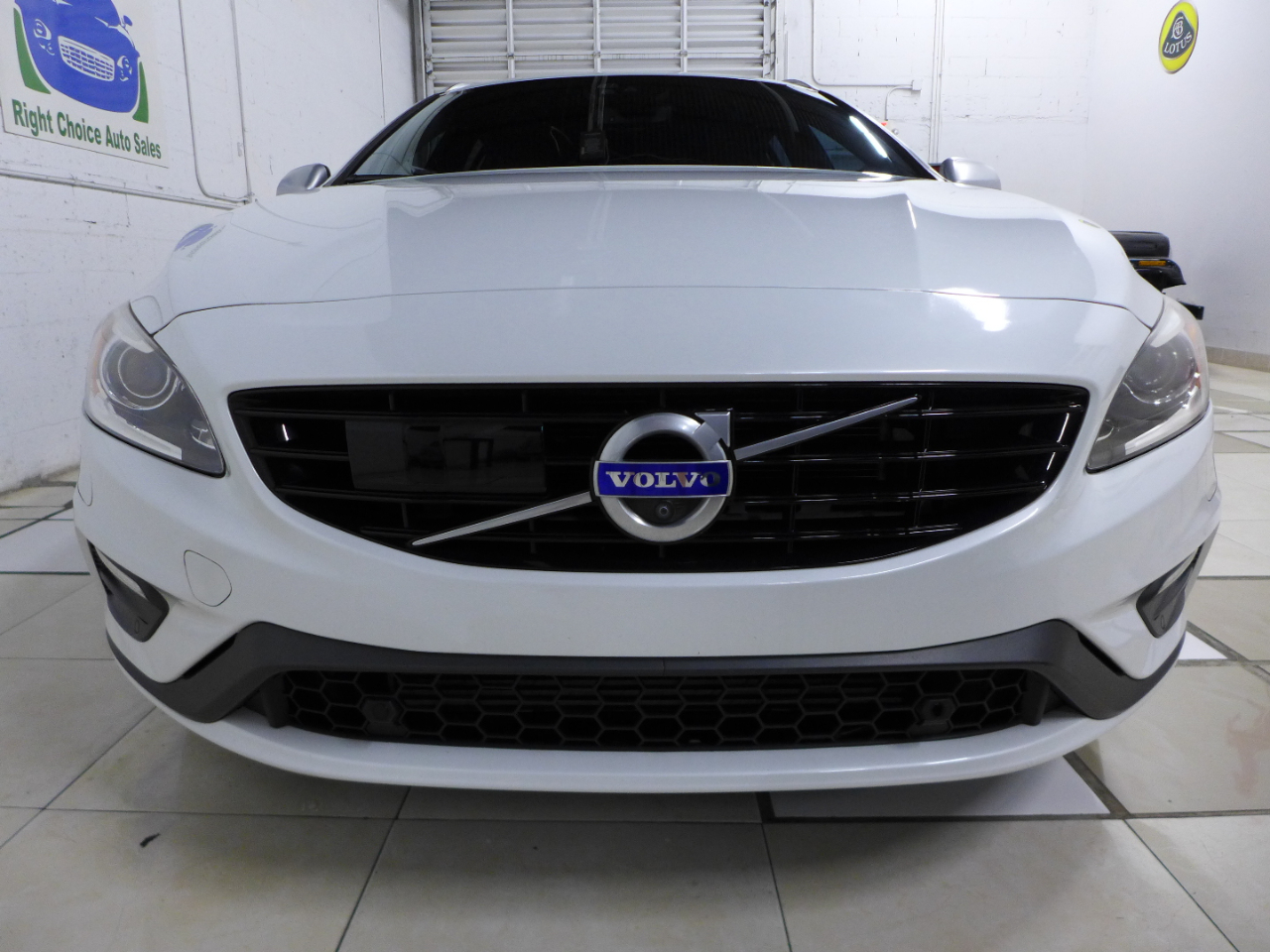 2017 Volvo V60 Platinum R-Design photo 7