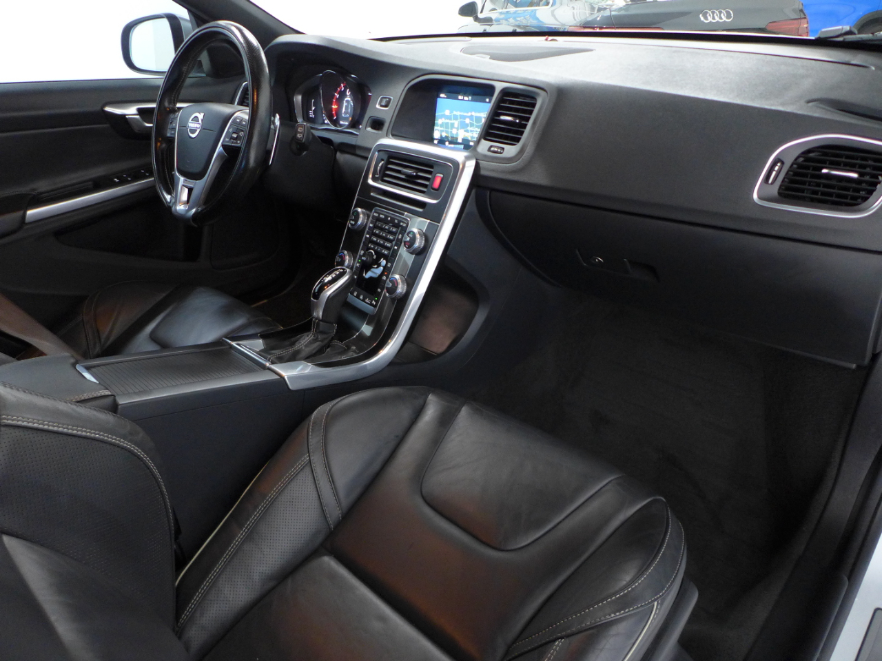 2017 Volvo V60 Platinum R-Design photo 11