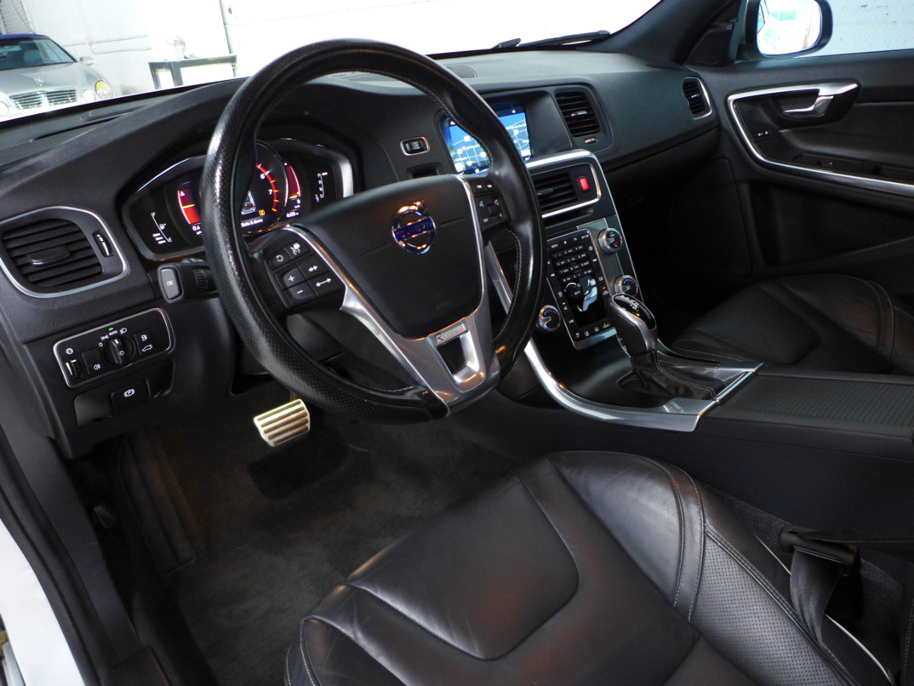 2017 Volvo V60 Platinum R-Design photo 12