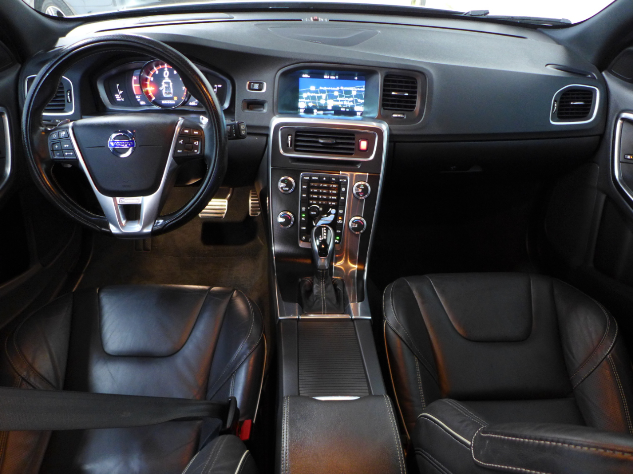 2017 Volvo V60 Platinum R-Design photo 13