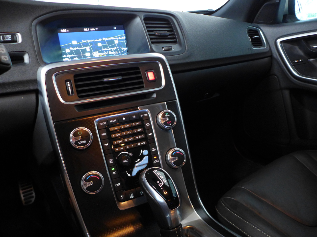 2017 Volvo V60 Platinum R-Design photo 20
