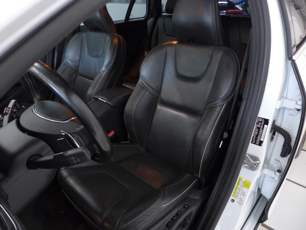 2017 Volvo V60 Platinum R-Design photo 37