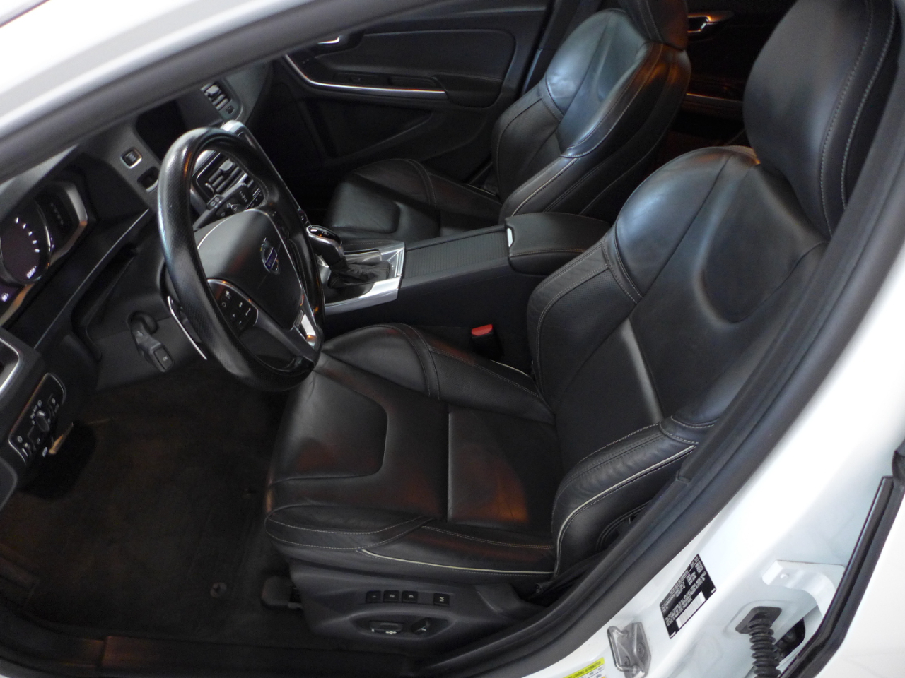 2017 Volvo V60 Platinum R-Design photo 38
