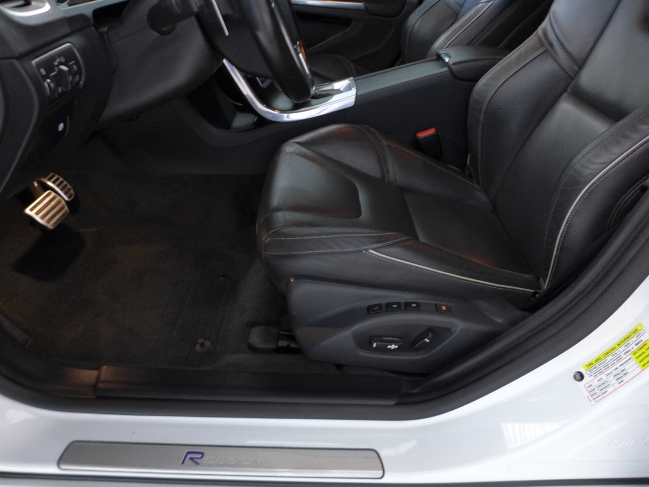 2017 Volvo V60 Platinum R-Design photo 39