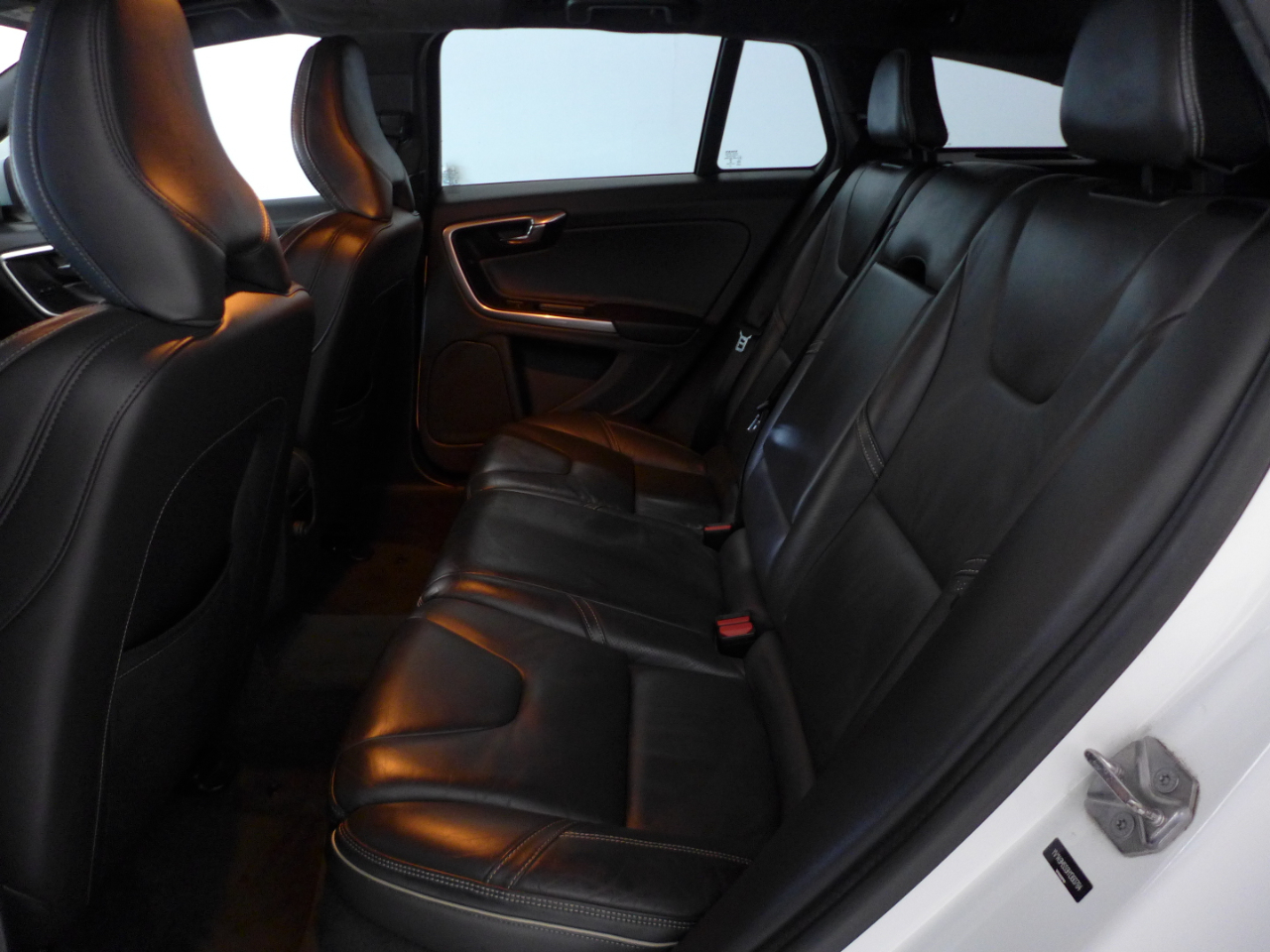 2017 Volvo V60 Platinum R-Design photo 50