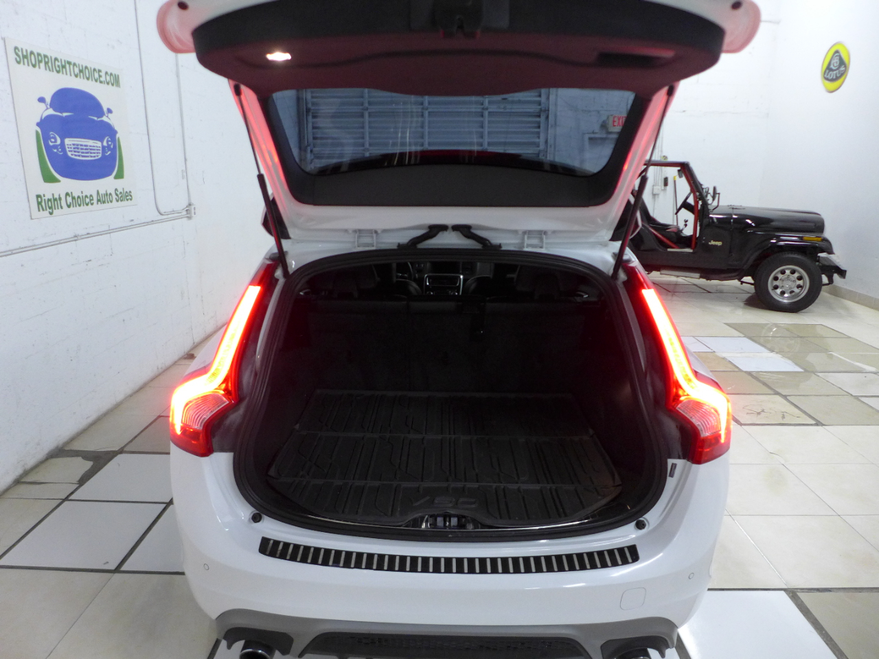 2017 Volvo V60 Platinum R-Design photo 59