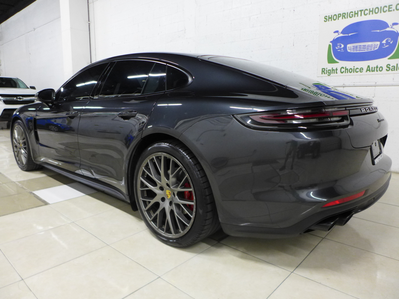 2018 Porsche Panamera Base 4 photo 3