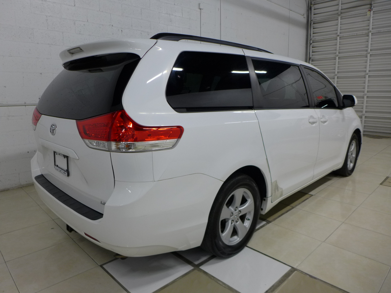 Toyota Sienna LE FWD 8-Passenger V6 2012