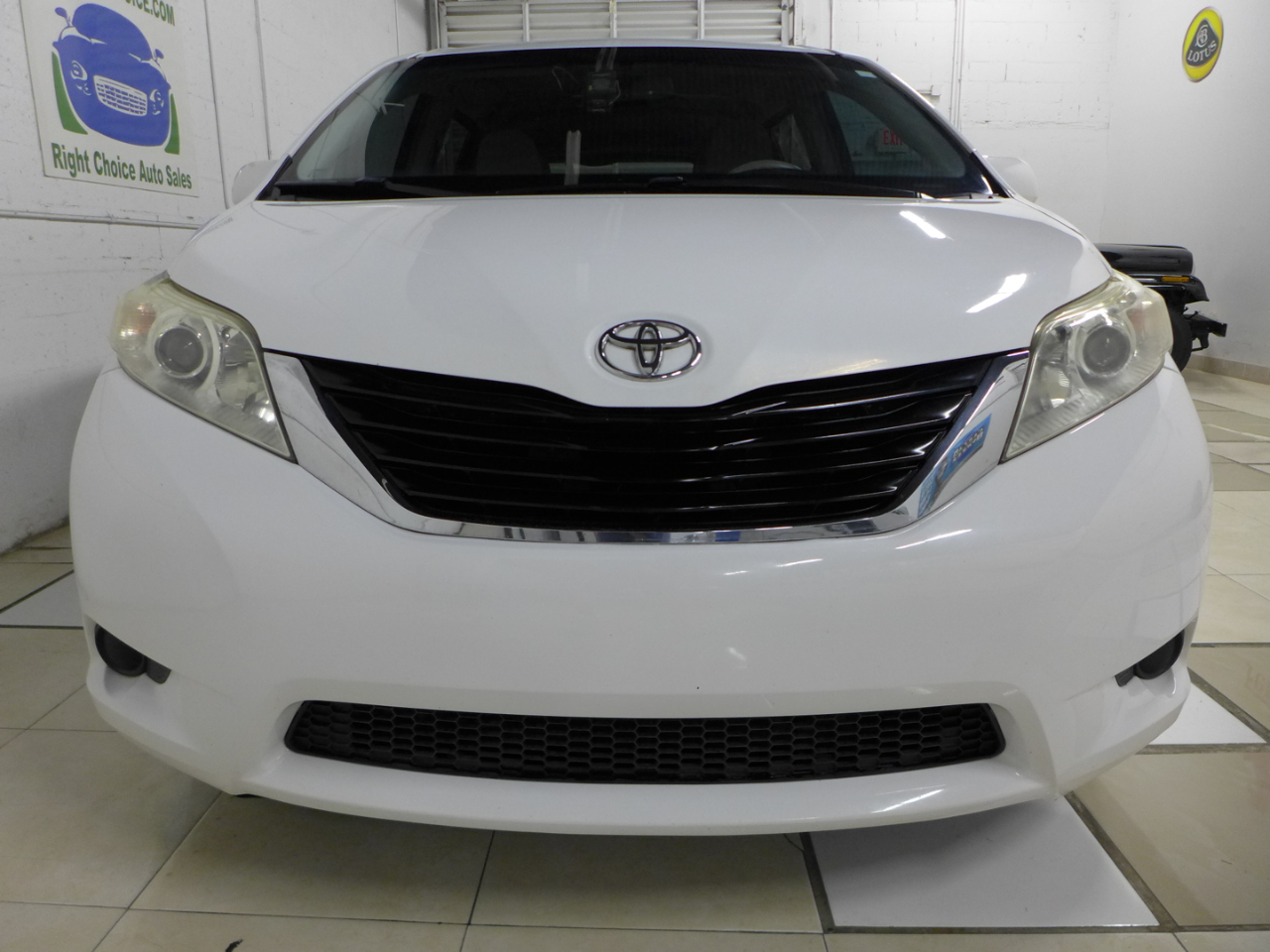 Toyota Sienna LE FWD 8-Passenger V6 2012