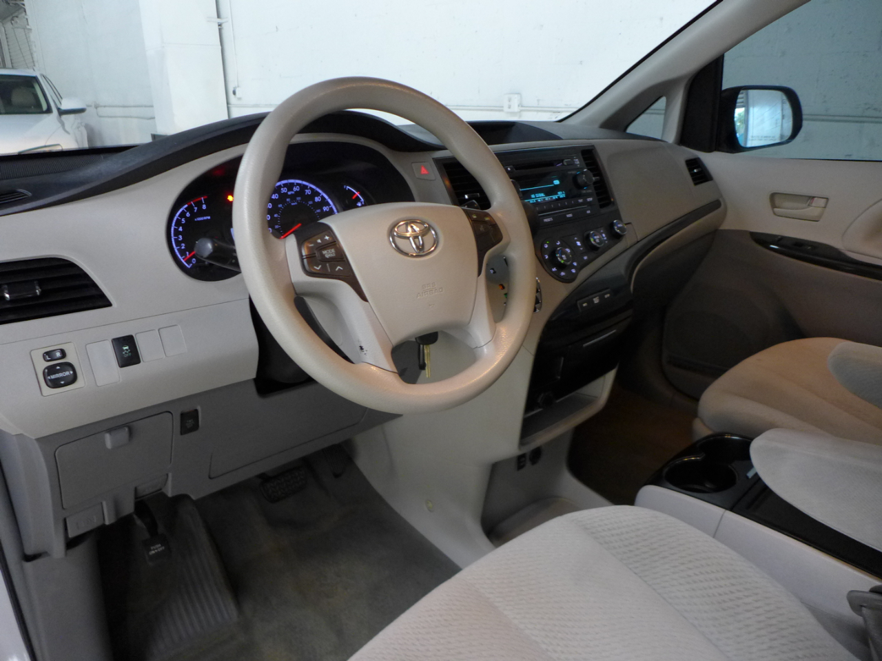 Toyota Sienna LE FWD 8-Passenger V6 2012