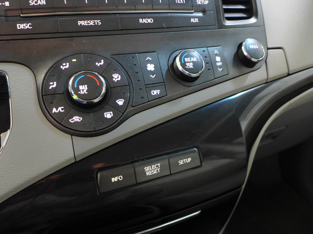 Toyota Sienna LE FWD 8-Passenger V6 2012