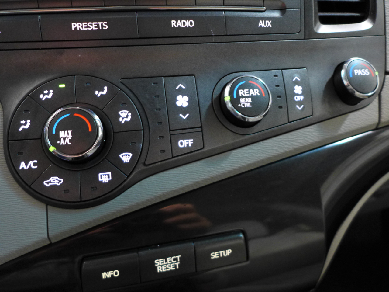 Toyota Sienna LE FWD 8-Passenger V6 2012