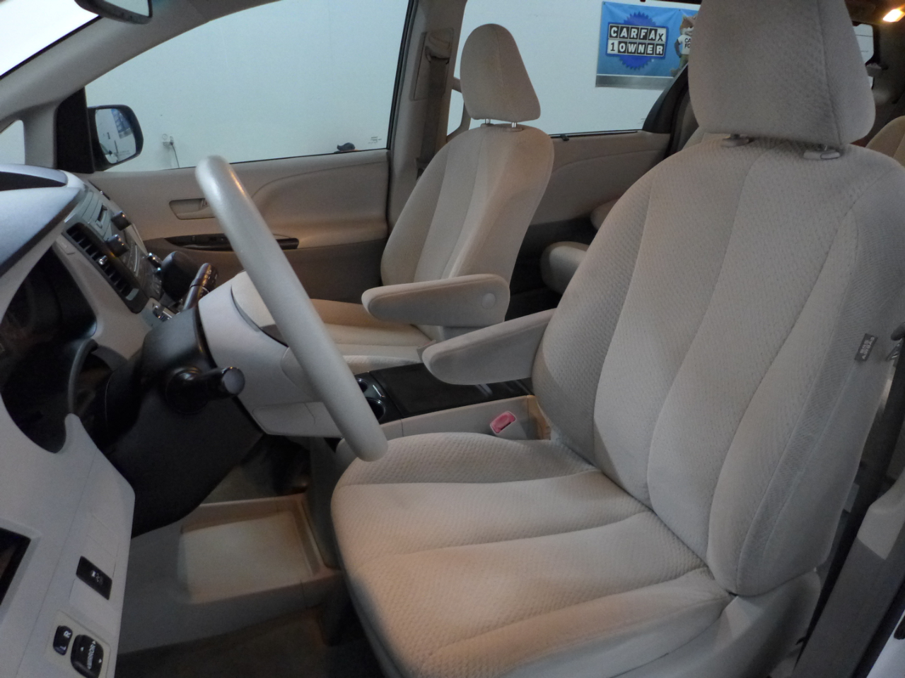 Toyota Sienna LE FWD 8-Passenger V6 2012