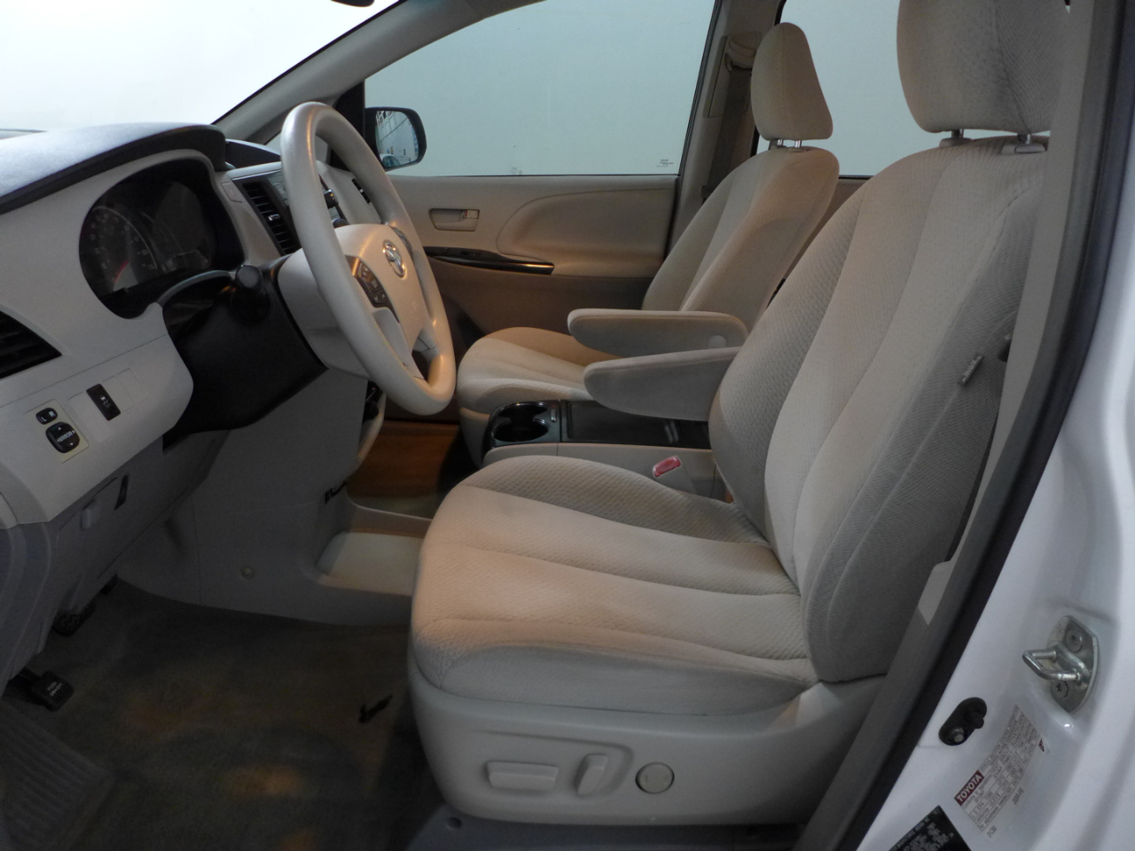 Toyota Sienna LE FWD 8-Passenger V6 2012
