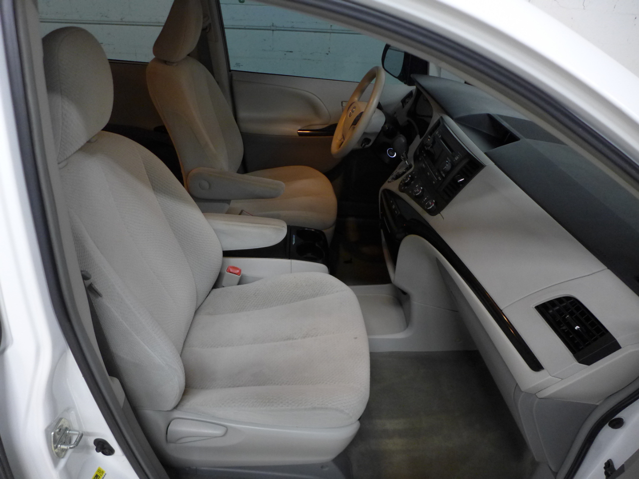 Toyota Sienna LE FWD 8-Passenger V6 2012