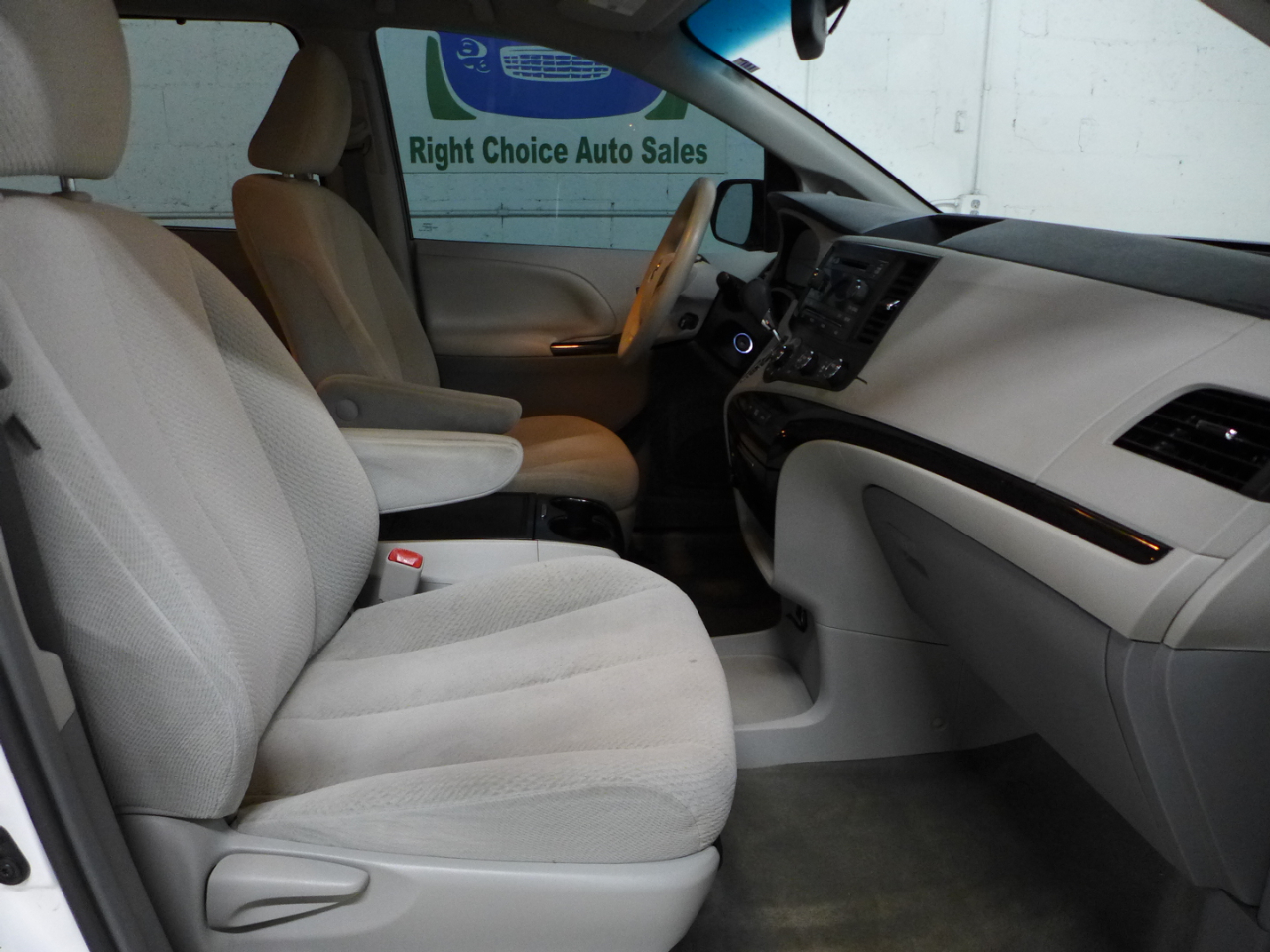 Toyota Sienna LE FWD 8-Passenger V6 2012