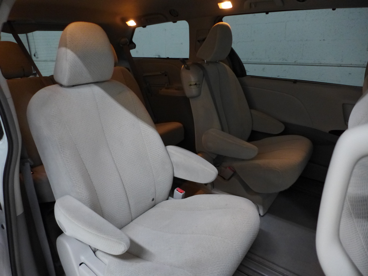 Toyota Sienna LE FWD 8-Passenger V6 2012