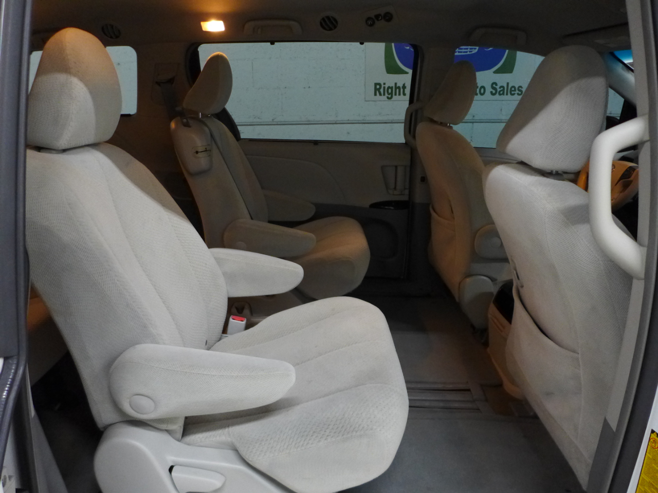 Toyota Sienna LE FWD 8-Passenger V6 2012